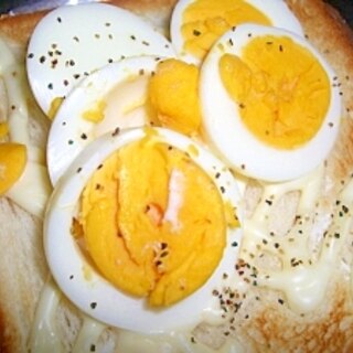 朝食に☆トーストにゆで卵乗せ
